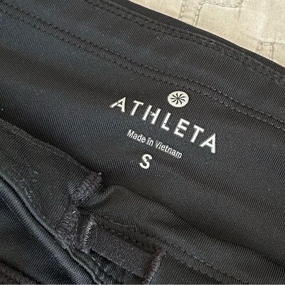🩷ATHLETA BLACK CAPRI LEGGINGS WORKOUT ESSENTIALS BASIC GYM SIZE SMALL - Picture 5 of 7